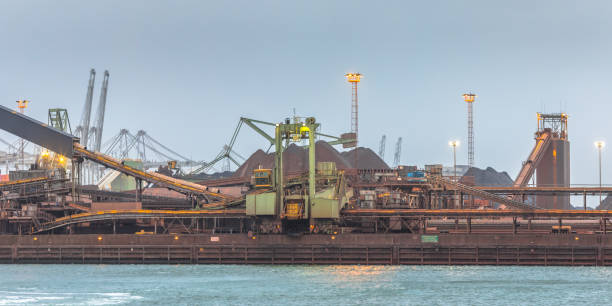 iron ore bulk transshipment facility - coal crane transportation cargo container imagens e fotografias de stock