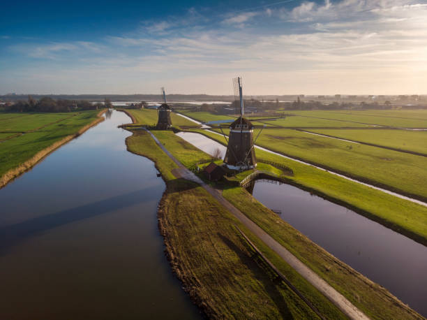 vue aérienne des moulins à vent hollandais typiques dans une rangée juste après le lever du soleil à leidschendam - leidschendam photos et images de collection