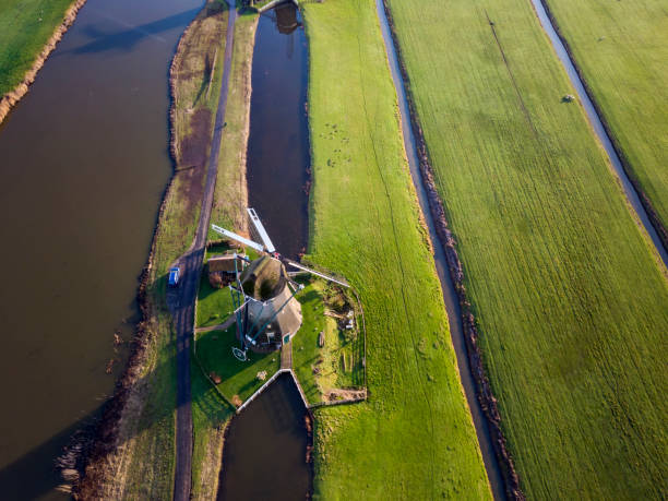 vue aérienne des moulins à vent hollandais typiques dans une rangée juste après le lever du soleil à leidschendam - leidschendam photos et images de collection