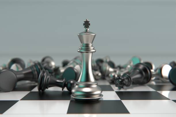 pezzi di scacchi in metallo renderizzati 3d - regina di scacchi foto e immagini stock