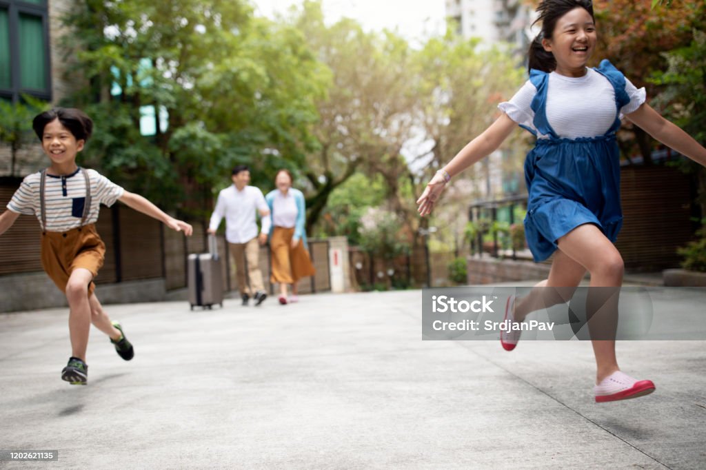 거리를 달리는 기뻐하는 아이들 가족에 대한 스톡 사진 및 기타 이미지 - 가족, 사진-이미지, 아시아인 - Istock