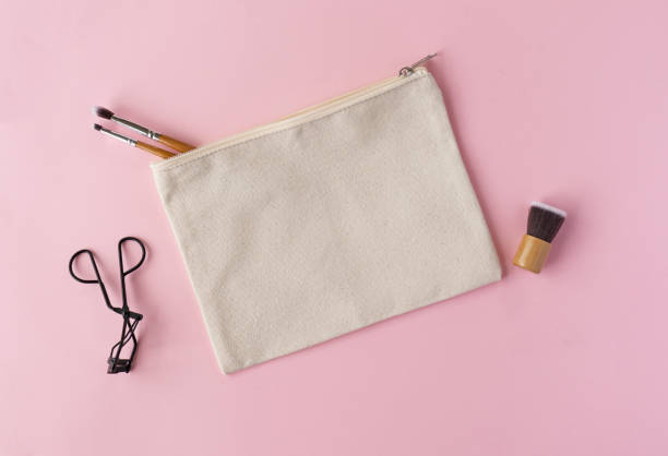 plain blank canvas maquillaje zip caja bolsa en una maqueta de fondo rosa claro - bolsa de maquillaje flat lay mockup - cosmetic bag fotografías e imágenes de stock