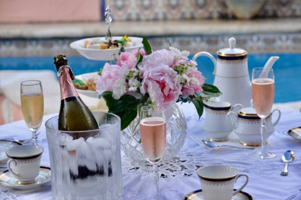 tea party - champagne pink luxury table zdjęcia i obrazy z banku zdjęć