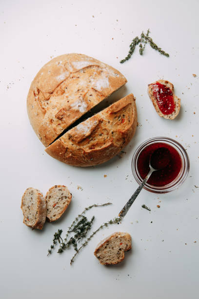 kromki białego chleba na białym tle. dżem malinowy z ręcznikiem. gresini z tymiankiem w układzie flatleya. - toast bread berry appetizer zdjęcia i obrazy z banku zdjęć