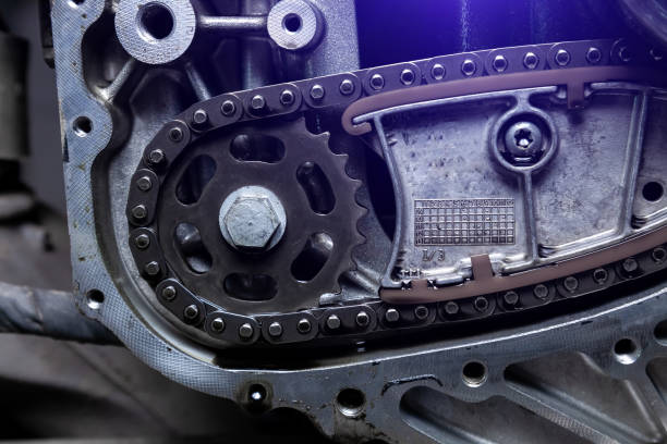 Gear, chain drive shaft in conveyor, belt is on production line. Timing chain of car, tensioners in engine. Industrial roller chain, technology with selective focus. Team work in the office, business. engranaje, eje de transmisión de cadena en el transportador, la correa está en la línea de producción. cadena de tiempo del coche, tensores en el motor. cadena de rodillos industriales, tecnología con enfoque selectivo. trabajo en equipo en la oficina