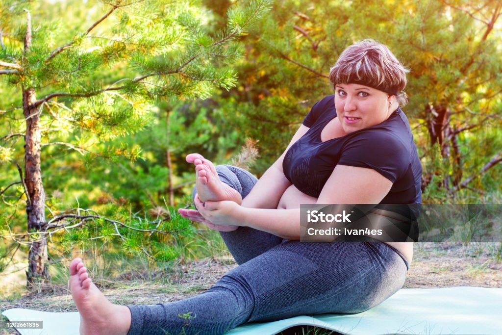 뚱뚱한 소녀는 무게를 잃고 싶어 뚱뚱한 여자는 스포츠를 합니다 초과 중량을 가진 소녀 감소에 대한 스톡 사진 및 기타 이미지 - 감소,  거리, 건강한 생활방식 - iStock 뚱뚱한 소녀는 무게를 잃고 싶어 뚱뚱한 여자는 스포츠를 합니다 초과 중량을 가진 소녀 감소에 대한 스톡 사진 및 기타 이미지 - 감소,  거리, 건강한 생활방식 - Istock