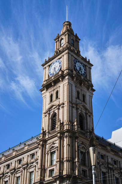 torre histórica de relógio estilo vitoriano em melbourne cbd com céu azul e nuvens brancas - melbourne australia clock tower clock - fotografias e filmes do acervo