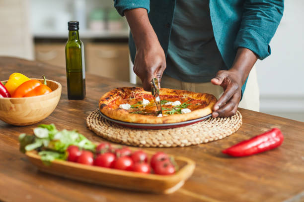 uomo che mangia pizza per pranzo - pizza one person service human hand foto e immagini stock