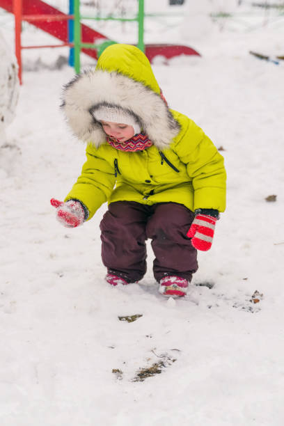 criança pequena na caminhada de inverno toca a neve - playground snow winter little girls - fotografias e filmes do acervo