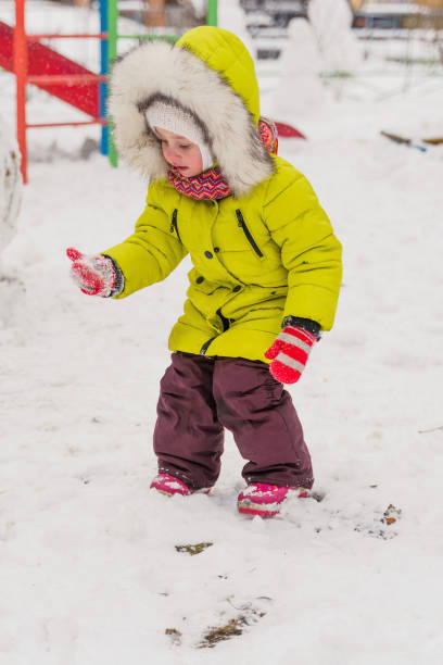 criança pequena na caminhada de inverno toca a neve - playground snow winter little girls - fotografias e filmes do acervo