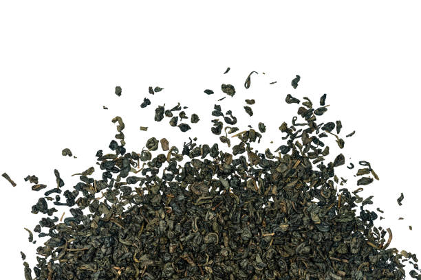 folhas secas de chá de pólvora verde isolado em fundo branco - tea leaves chinese tea green tea leaf - fotografias e filmes do acervo