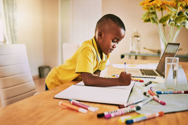 この小さな男は人生でまっすぐに彼の優先順位を持っています - notebook workbook homework book ストックフォトと画像