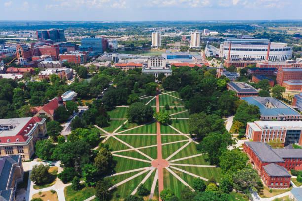 el parque de césped del campus oval ohio - columbus park fotografías e imágenes de stock