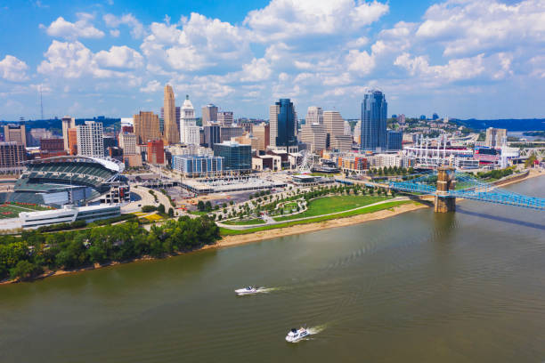 vista aérea do horizonte de cincinnati com o rio ohio - cincinnati - fotografias e filmes do acervo