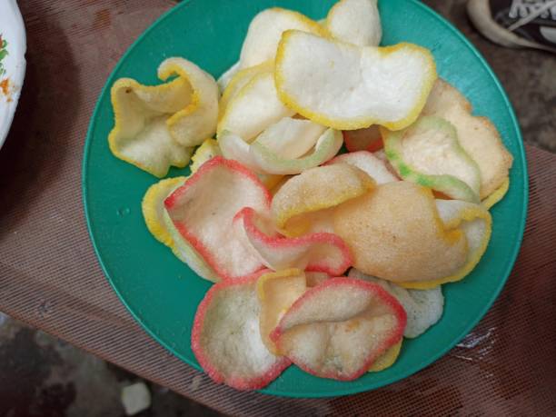 galletas de indonesia - eating child cracker asia fotografías e imágenes de stock