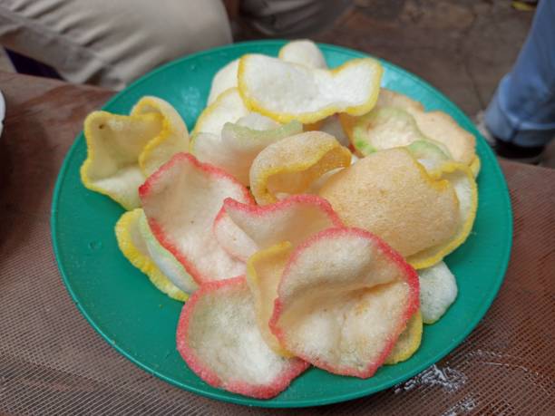 indonesian crackers - eating child cracker asia imagens e fotografias de stock