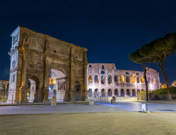il colosseo è il centro turistico di roma. - caesar emperor rome stone foto e immagini stock