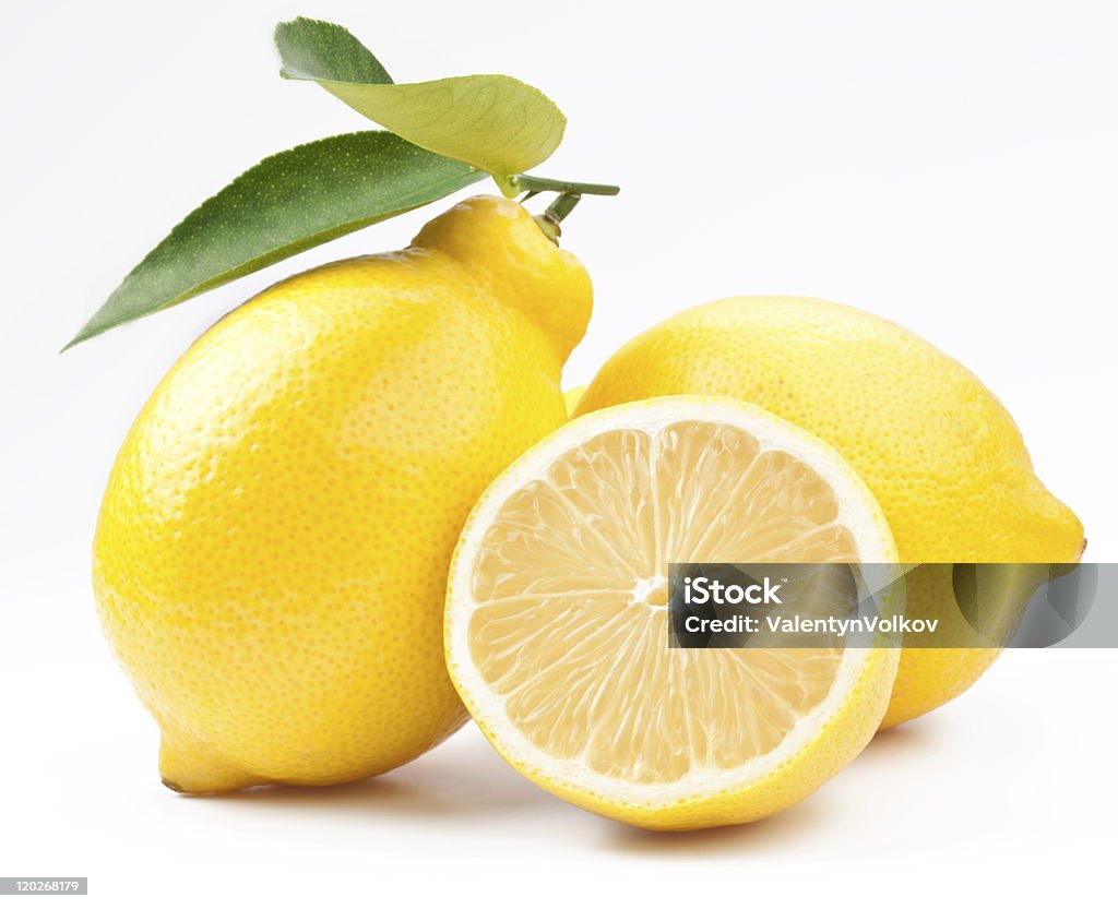 Demi-jambes et du citron sur fond blanc - Photo de Citron libre de droits