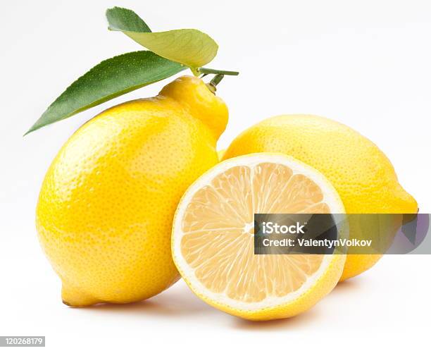 Photo libre de droit de Demijambes Et Du Citron Sur Fond Blanc banque d'images et plus d'images libres de droit de Citron - Citron, Fond blanc, Agrume