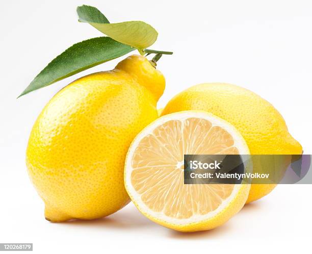 Половина И Целом Lemons На Белом Фоне — стоковые фотографии и другие картинки Лимон - Лимон, Белый фон, Без людей