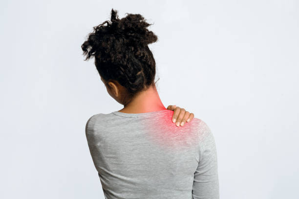 chica negra que sufre de dolor agudo en el hombro - acute mountain sickness fotografías e imágenes de stock