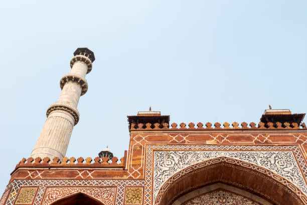 portão de entrada do túmulo de akbar, o grande em agra, em dia nublado - akbar the great - fotografias e filmes do acervo