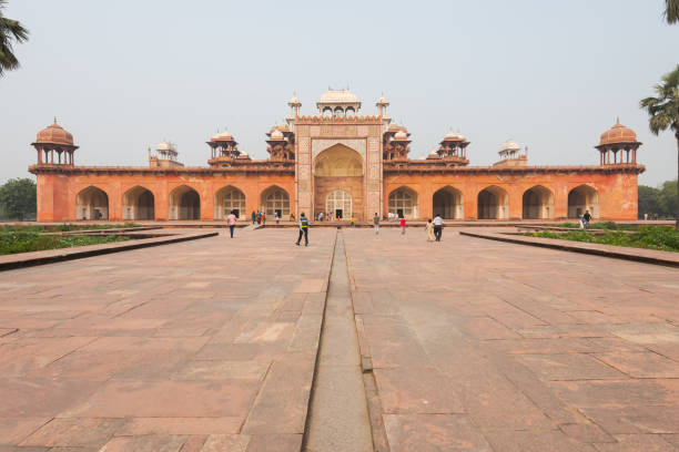 vue frontale du bâtiment principal de la tombe d'akbar le grand à agra le jour couvert - akbar the great photos et images de collection