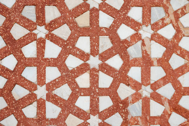 detalhe do padrão de decoração da parede de mármore branco e arenito vermelho na tumba de akbar, o grande em agra, em dia nublado - akbar the great - fotografias e filmes do acervo