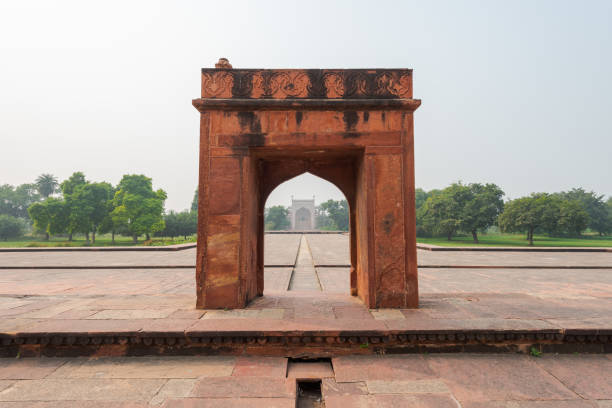 portão lateral na tumba de akbar, o grande em agra, em dia nublado - akbar the great - fotografias e filmes do acervo