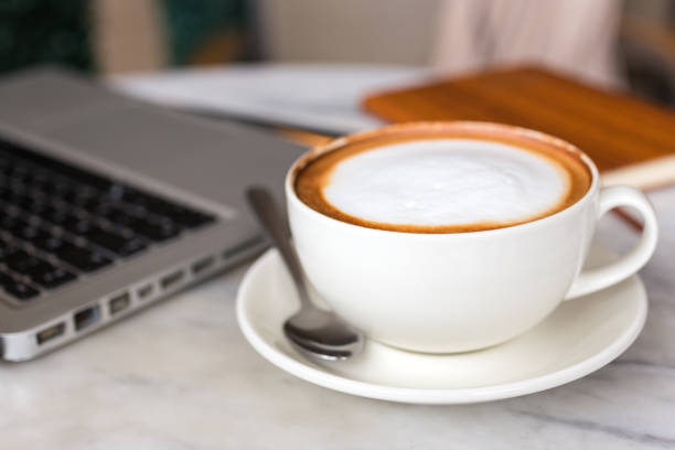 테이블에 비즈니스를위한 커피 컵과 노트북, 매크로를 닫습니다 - connection usa coffee cup mug 뉴스 사진 이미지