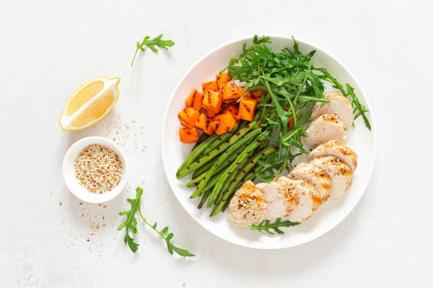 petto di pollo alla griglia, filetto con zucca o zucca al burro, fagiolini e insalata di rucola fresca, cibo sano, vista dall'alto - white jell o fruit salad salad foto e immagini stock