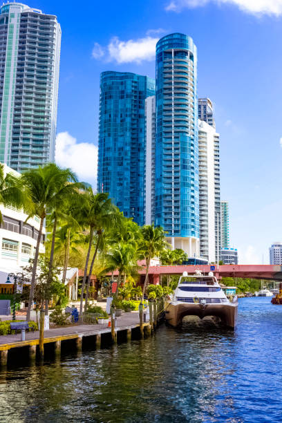 ビーチと街を示すフロリダ州フォートローダーデールの街並み - fort lauderdale fort florida beach ストックフォトと画像