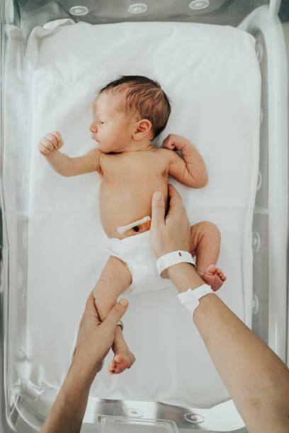 bebé recién nacido durmiendo en el hospital bassinet - premature fotografías e imágenes de stock