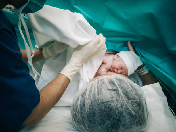 mãe dando à luz um bebê - hospital nursery - fotografias e filmes do acervo