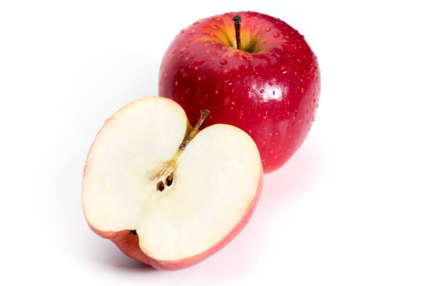 tagliare i frutti di mela rossa isolati su sfondo bianco - jona gold foto e immagini stock