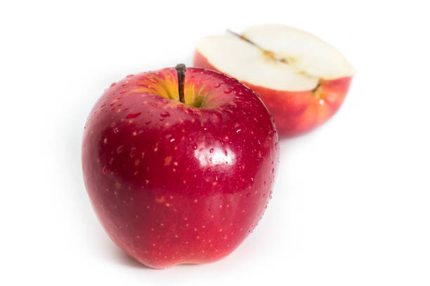 tagliare i frutti di mela rossa isolati su sfondo bianco - jona gold foto e immagini stock
