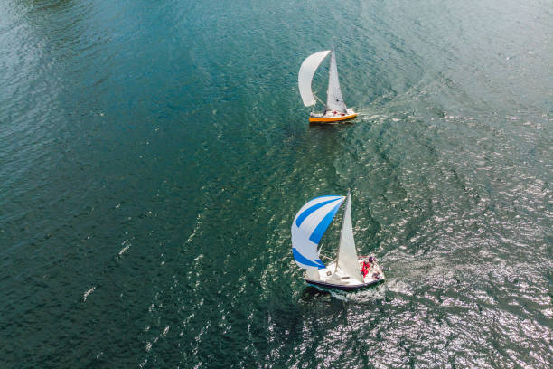 segelyachten regatta. serie yachten und schiffe. foto von drohne - sailboat storm teamwork competition stock-fotos und bilder