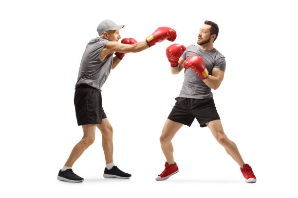 jeune homme formant la boxe avec un vieil homme - boxing glove sports glove isolated old photos et images de collection