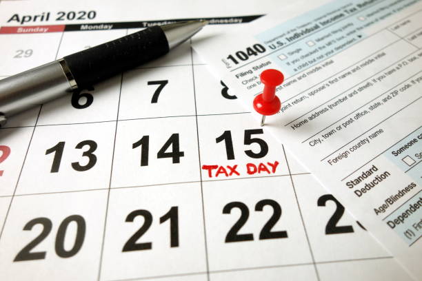 fecha de vencimiento de impuestos de ee. uu. marcada en el calendario - 15 de abril de 2020, formulario 1040 en blanco y bolígrafo - calendar tax april day fotografías e imágenes de stock