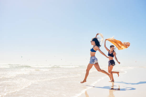 hola sol, aquí venimos - women sarong beach white fotografías e imágenes de stock