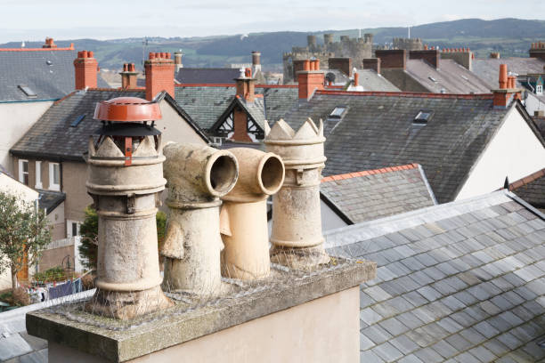 chimney pots uk - chimney sweeping imagens e fotografias de stock