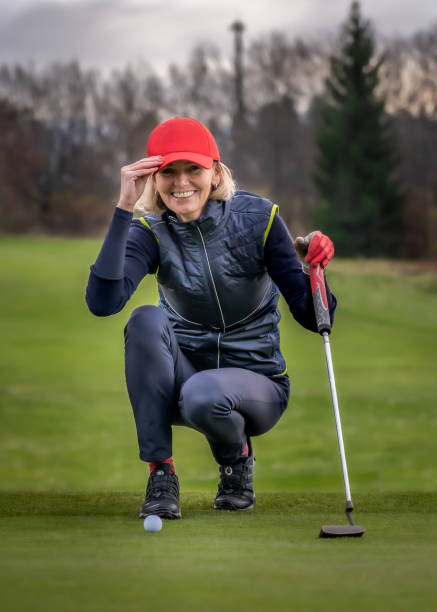 ゴルフコースで成熟した女性モデル - baseball cap cap hat golf hat ストックフォトと画像