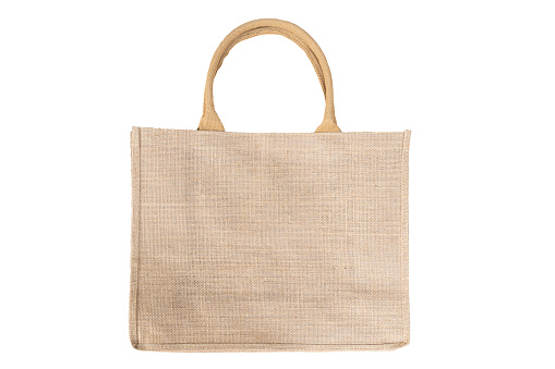 Bolsa de compras hecha de saco hessiano reciclado en manijas de color marrón natural aisladas sobre fondo blanco photo