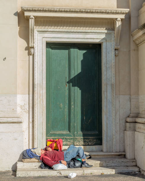 i senzatetto riposano spesso sui gradini della chiesa di san rocco a roma - san rocco foto e immagini stock