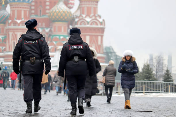 rosyjscy policjanci chodzący po placu czerwonym w moskwie - moscow russia russia red square st basils cathedral zdjęcia i obrazy z banku zdjęć