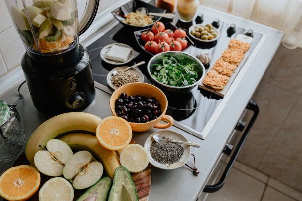 przygotowanie zdrowego wegańskiego śniadania w domu - blender salad lemon vegetable zdjęcia i obrazy z banku zdjęć