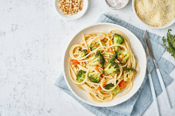 spaghetti con broccoli, bucatini con pinoli. cibo per vegani, vegetariani - light vegetarian food garlic spice foto e immagini stock