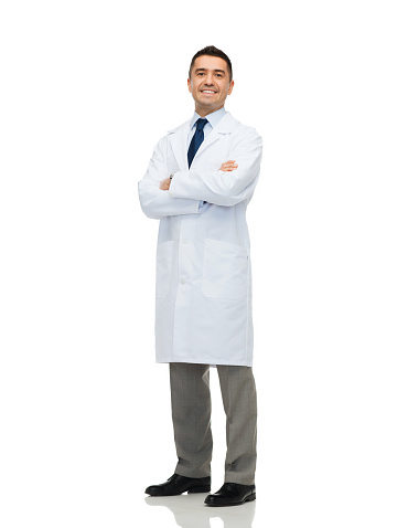 médico masculino sonriente con capa blanca photo