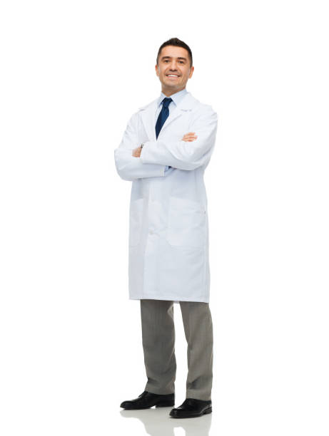 médico masculino sonriente con capa blanca - encuadre de cuerpo entero fotografías e imágenes de stock