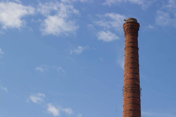 alten ziegelfabrik schornstein vor blauem himmel hintergrund. - old station natural gas russia stock-fotos und bilder